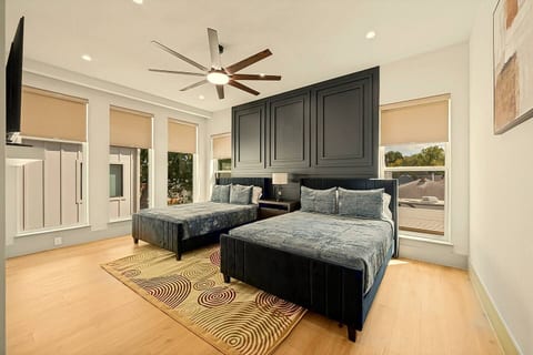 Dallas Skyline Rooftop | Modern 5BR 4.5BA Retreat