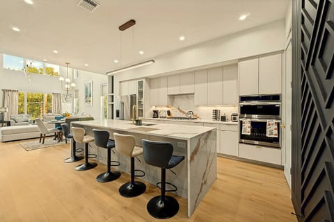 Dallas Skyline Rooftop | Modern 5BR 4.5BA Retreat