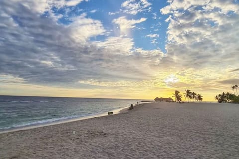Playa de Juan Dolio con un cielo azul unico listo para abrazarte