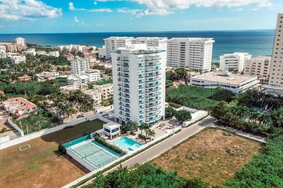 Vista panorámica desde el cielo, de nuestro edificio que cuenta con; cancha de tenis+piscina y jacuzzi+estacionamiento