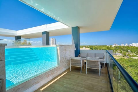 Caribbean Beach Walk 2BR + Roof Top Pool +Wifi