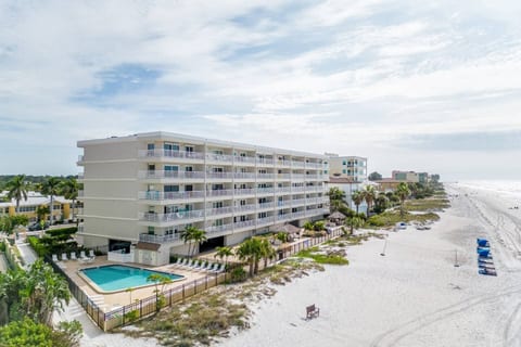 Direct Gulf-Front 3BR, Sleeps 8 Huge Balcony, Pool & Private Garage