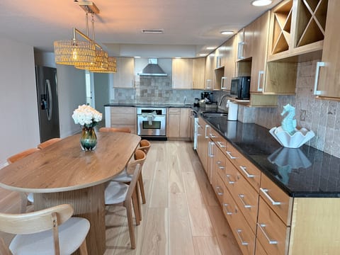 Direct Gulf-Front 3BR, Sleeps 8 Huge Balcony, Pool & Private Garage