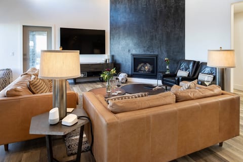 Pour a glass, sink into buttery leather, and let the fireplace do the rest. The great room at the Hilltop Guest House was made for exactly this.