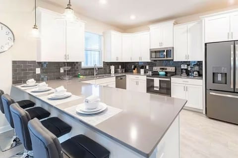 Modern House | Private Pool | Sleep 15 | Game Room