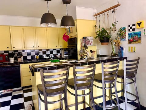 Vibrant Boho House 3bdr: 10 min to Folly + yard