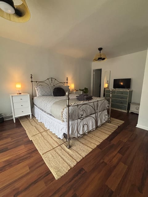 Vibrant Boho House 3bdr: 10 min to Folly + yard