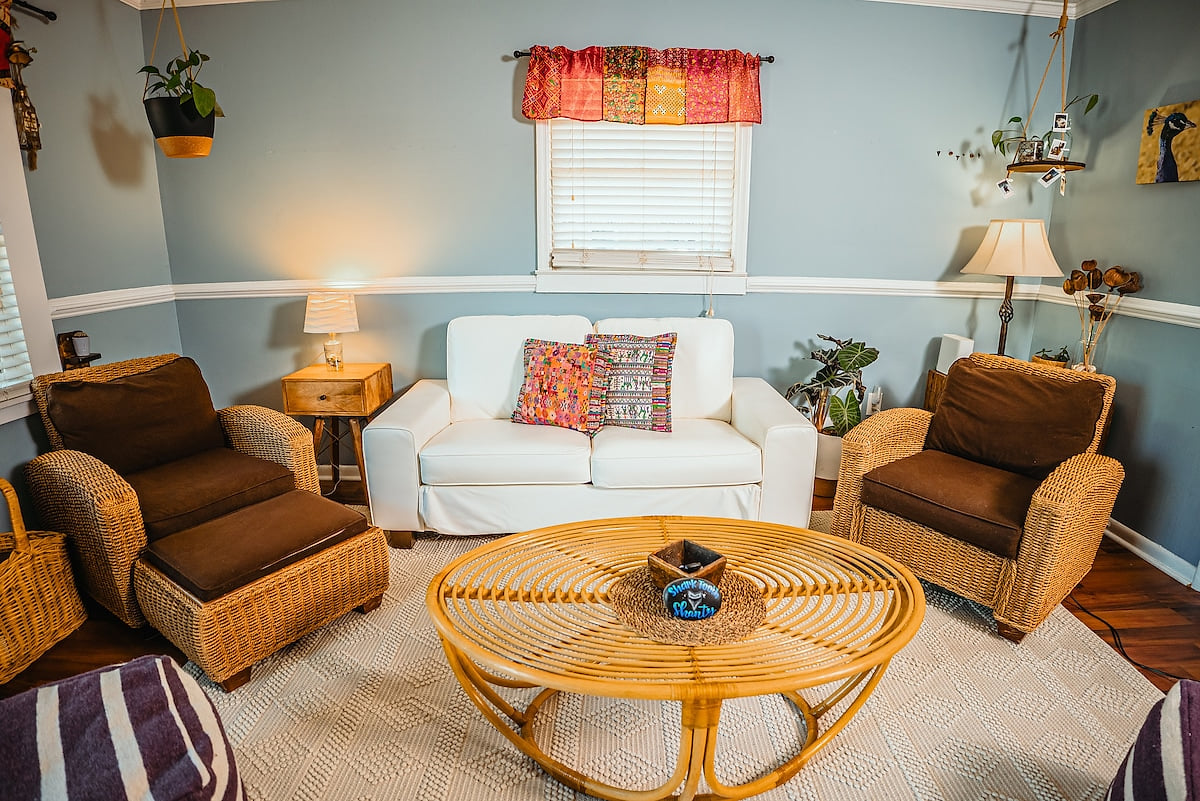 Vibrant Boho House 3bdr: 10 min to Folly + yard