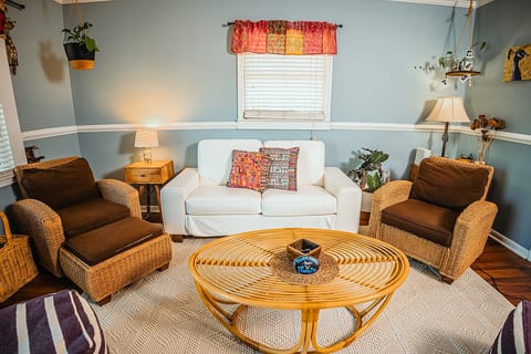 Vibrant Boho House 3bdr: 10 min to Folly + yard