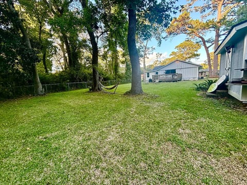 Vibrant Boho House 3bdr: 10 min to Folly + yard