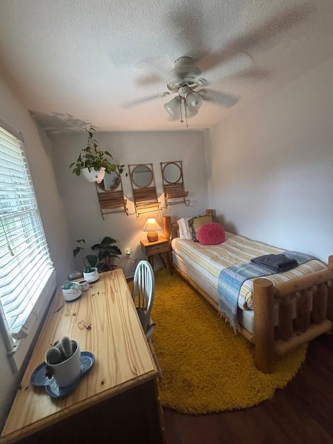 Vibrant Boho House 3bdr: 10 min to Folly + yard