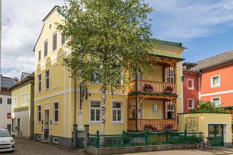Stay in a beautifully restored Imperial townhouse (fully renovated 2020). Features an authentic wooden balcony, secure bike garage, and private side entrance. A premium Boutique base just a short trip from Hallstatt and Gosau.