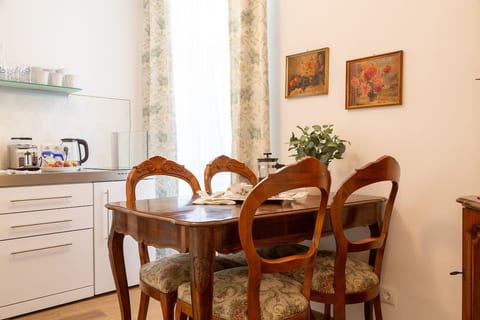 Dine like royalty in your private suite. Our fully equipped kitchenette features a kettle, toaster, and French Press. Enjoy fresh coffee or tea at the antique dining table—the perfect setting for an imperial breakfast in beautiful Bad Ischl.