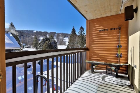 Step onto the private balcony for a look across the rooftops toward Pico's trails.