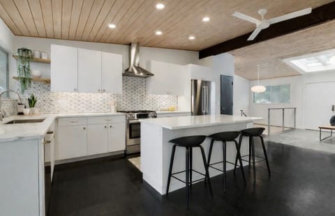 Mid-Century Forest Retreat • 5BR • Monthly Only image 5