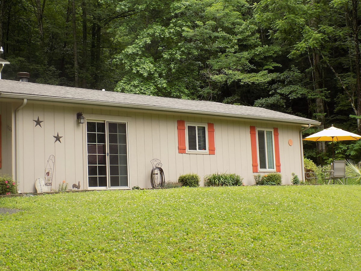 Secluded, romantic, pet friendly Moonfall Cottage