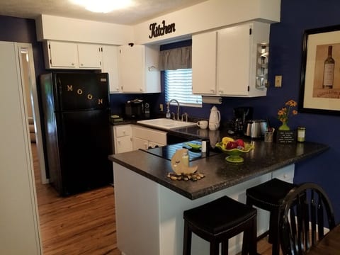 Secluded, romantic, pet friendly Moonfall Cottage image 4