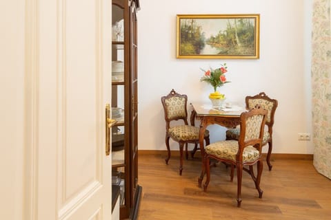Experience Imperial charm in your private dining nook. Featuring authentic antique furniture and a classic vitrine, this heritage space offers a royal atmosphere just 40 minutes from Hallstatt. Perfect for an authentic Austrian retreat.