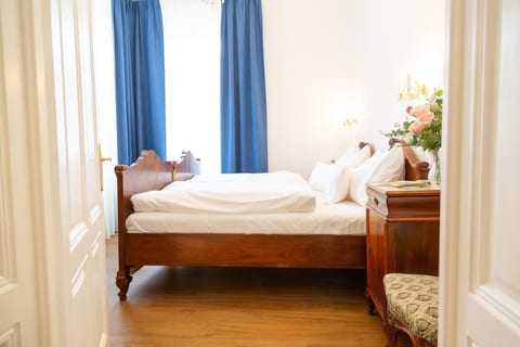 Sleep like Royalty. Experience Imperial Heritage in a 200x193 cm bed with premium Schranz hotel linens. A clean, boutique sanctuary in Bad Ischl, perfectly located for day trips to Hallstatt and Gosau.