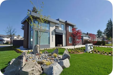 Modern 4-Bedroom Villa near YVR and Steveston