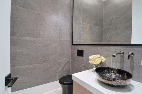 Modern 4-Bedroom Villa near YVR and Steveston