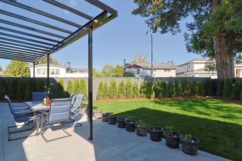Modern 4-Bedroom Villa near YVR and Steveston
