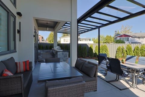 Modern 4-Bedroom Villa near YVR and Steveston