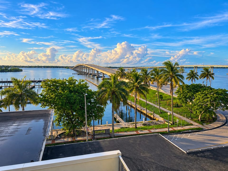 Sunset Paradise Apartment, Pool, River View - Fort Myers