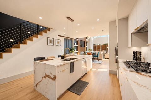 Luxury 5BR 4.5BA | Rooftop + Downtown Skyline View