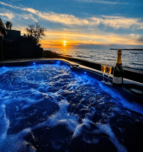 Boutique Lakefront Cottage, Hot Tub, Sauna