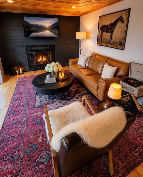 Boutique Lakefront Cottage, Hot Tub, Sauna
