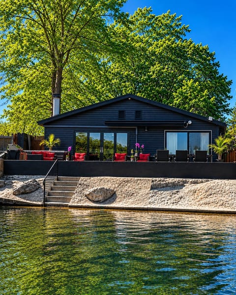 Boutique Lakefront Cottage, Hot Tub, Sauna