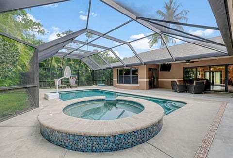 Charmig 4 BDR house with a pool and BBQ