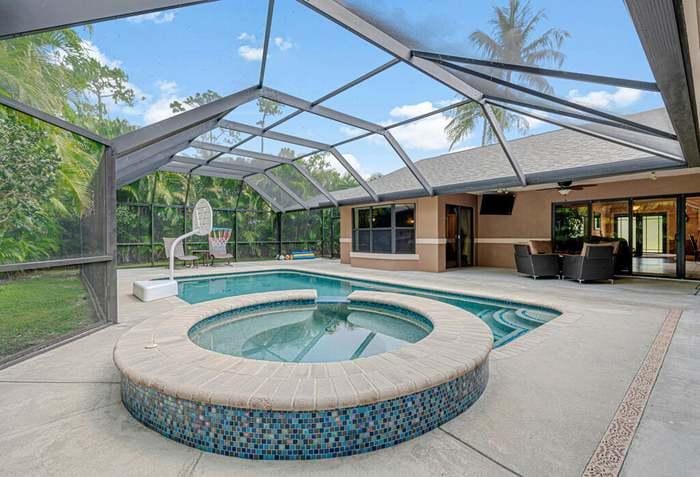 Charmig 4 BDR house with a pool and BBQ - Wellington