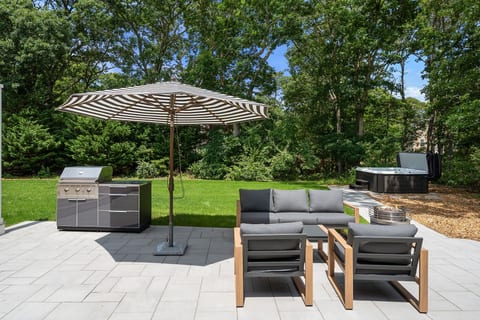 Brand New Luxury Home: Private Outdoor Oasis, Hot Tub, Sauna