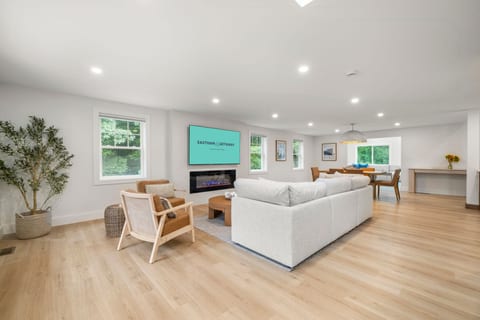 Brand New Luxury Home: Private Outdoor Oasis, Hot Tub, Sauna