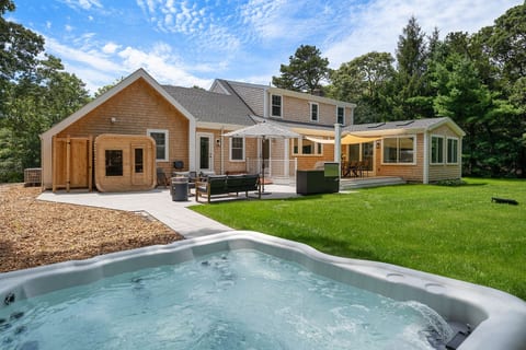 Brand New Luxury Home: Private Outdoor Oasis, Hot Tub, Sauna