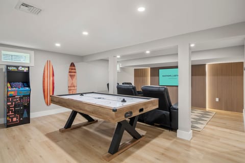 Brand New Luxury Home: Private Outdoor Oasis, Hot Tub, Sauna