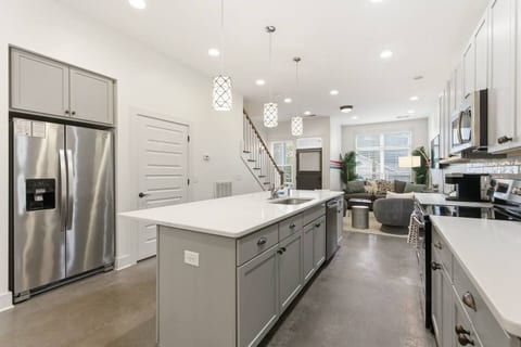 Modern 3BR w/ Rooftop • 10 Min to Broadway