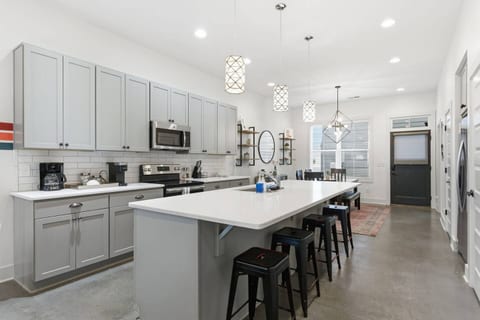 Modern 3BR w/ Rooftop • 10 Min to Broadway