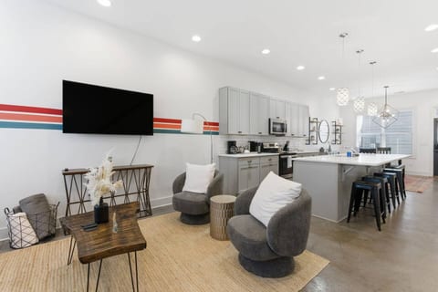 Modern 3BR w/ Rooftop • 10 Min to Broadway