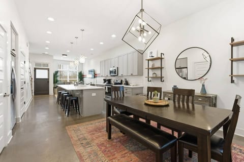 Modern 3BR w/ Rooftop • 10 Min to Broadway
