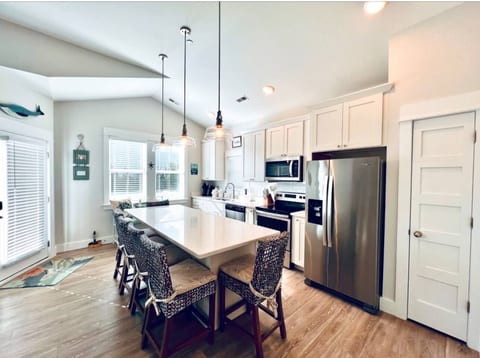 Grand Kitchen, Vaulted Ceiling, all Stainless Steel Apliances, Seating for 6