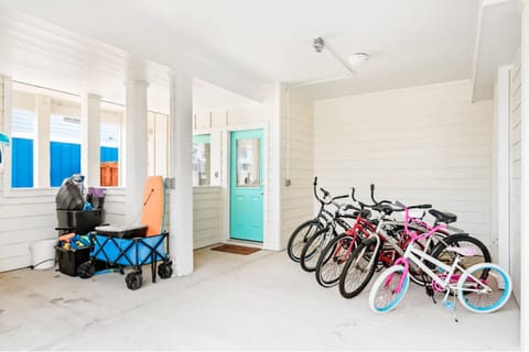 10 min walk to Beach, Hot Tub, Tiki Bar, Game Room