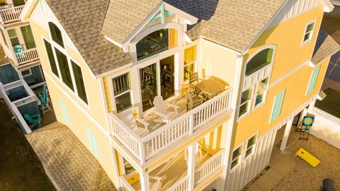 10 min walk to Beach, Hot Tub, Tiki Bar, Game Room