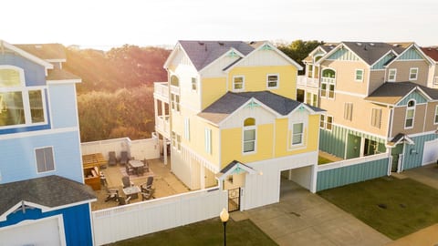 10 min walk to Beach, Hot Tub, Tiki Bar, Game Room