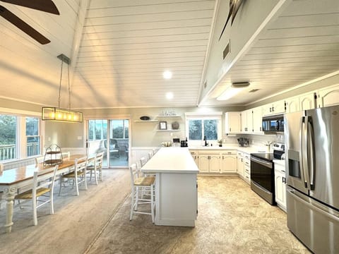 4x4 Carova, WaterFront, Dock, Wild Horses, Hot Tub