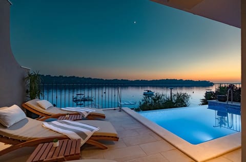 Villa Beachfront Holiday Villa Karbuni - Unit 379081-13