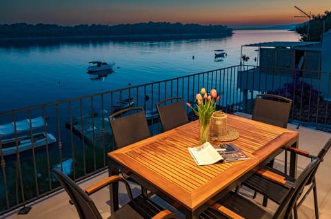 Villa Beachfront Holiday Villa Karbuni - Unit 379081-13