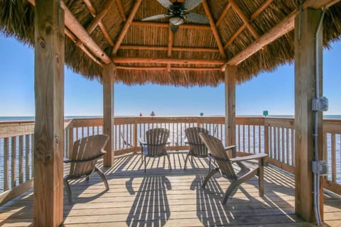 [Boardwalk] Shaded sitting area